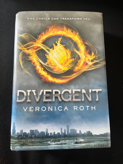 DIVERGENT by Veronica Roth